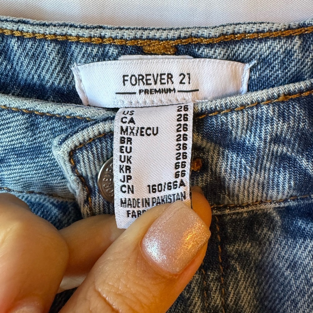 FOREVER 21 Distressed Denim Shorts NWT Size 26 High Rise Raw Hem - Picture 5 of 6
